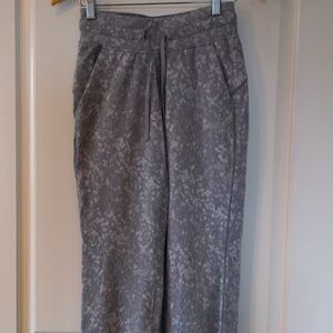 Lululemon drawstring tapered joggers with pockets